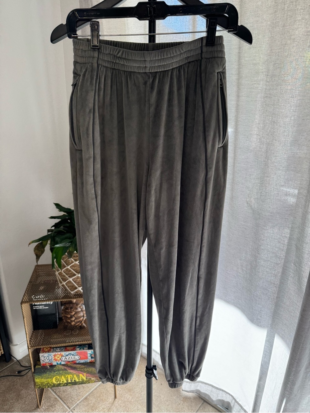 SKIMS Women's Gray Suede-Look Jogger Pants